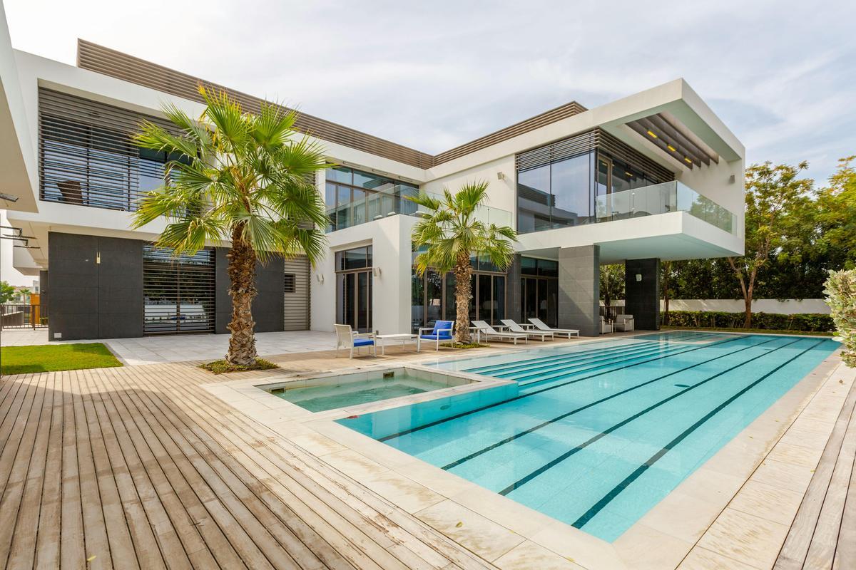 Dubai luxury villa with pool